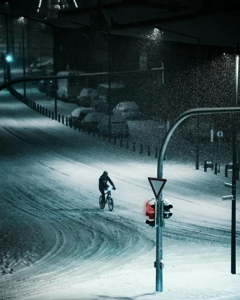 jazda na rowerze zimą. Warto mieć zawsze plan awaryjny gdy zasypie nas totalnie śnieg lub pogoda nas zupełnie zaskoczy.