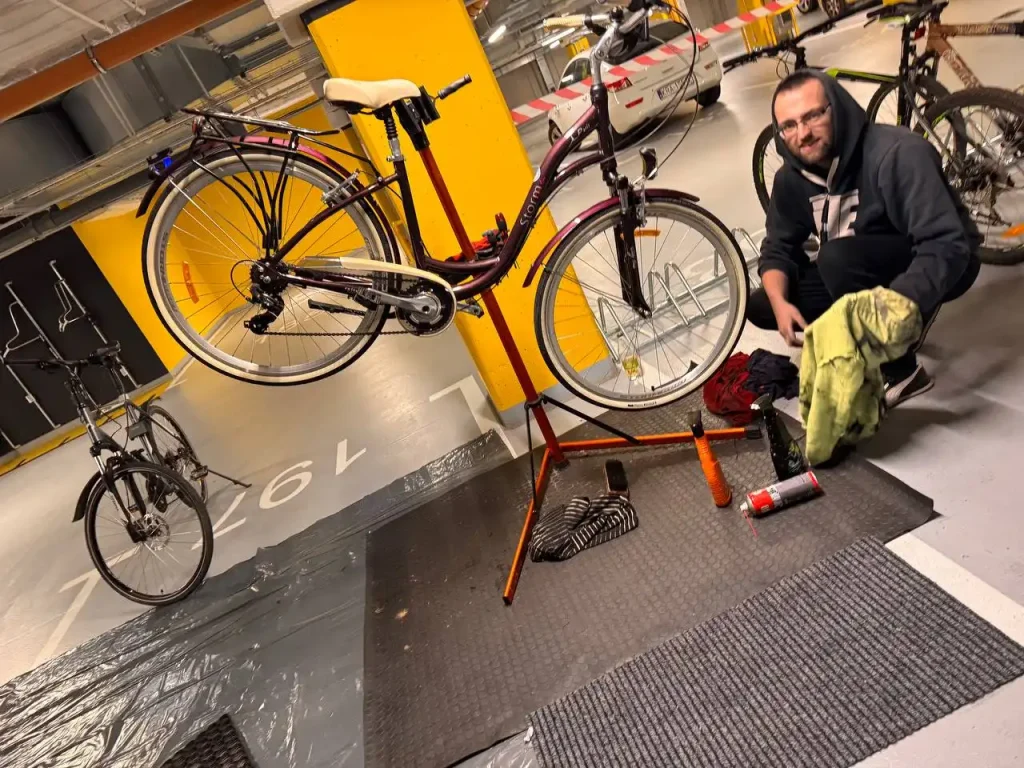 bezpieczna jazda zimą - jak dbaćo rower zimą - rower podczas mobilnego serwisu rowerowego dla pracowników