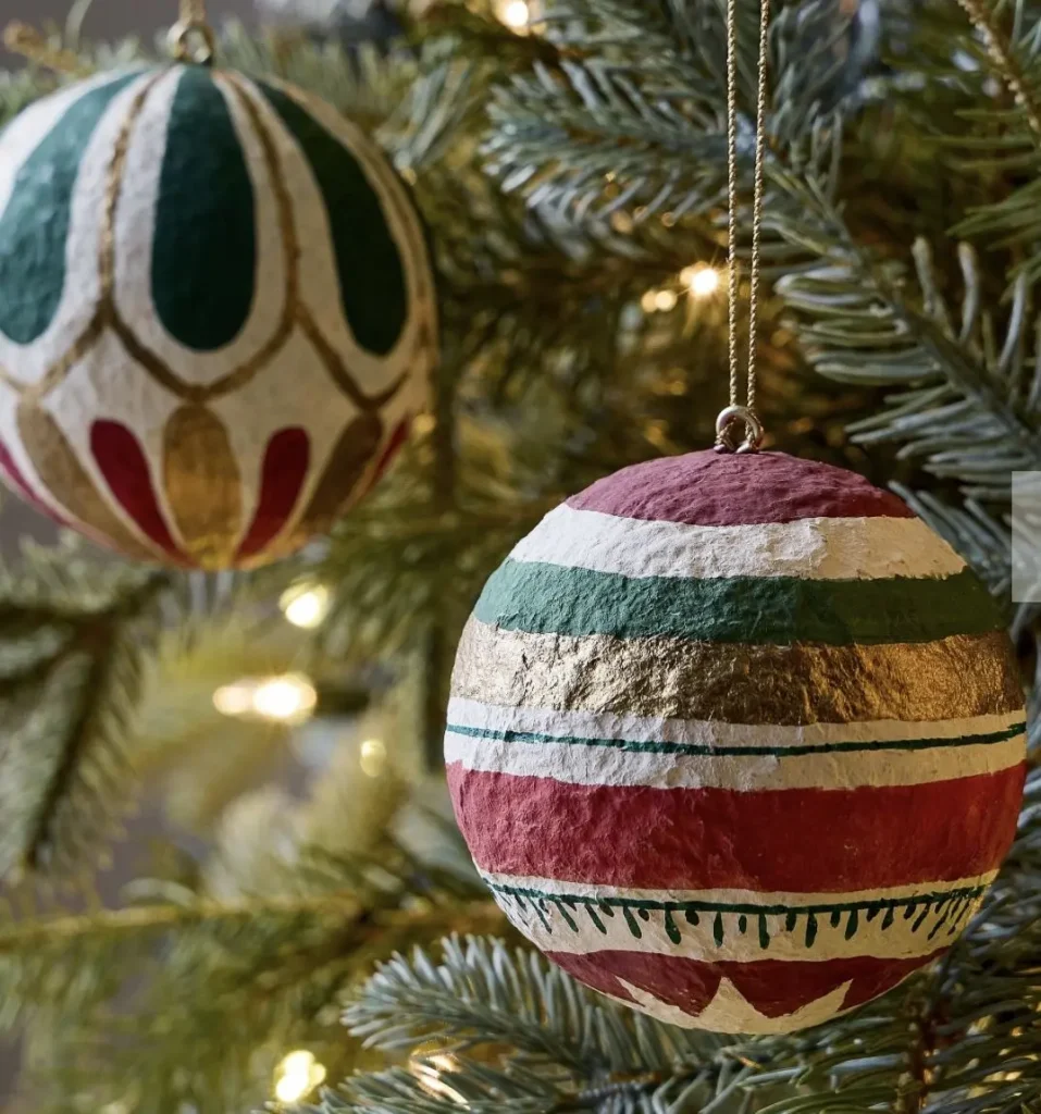 malowanie bombek poczas warsztatów świątecznych dla dzieci